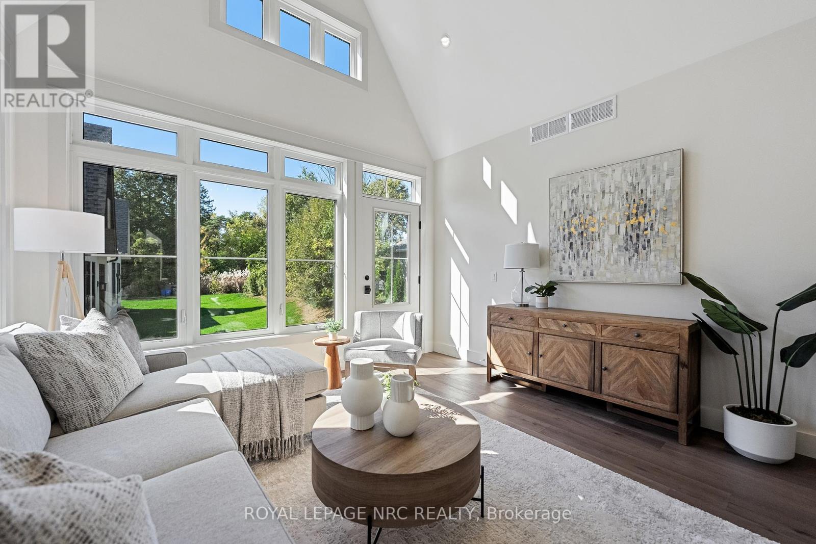 281 Elmwood Avenue, Fort Erie, Ontario  L0S 1B0 - Photo 11 - X12455695