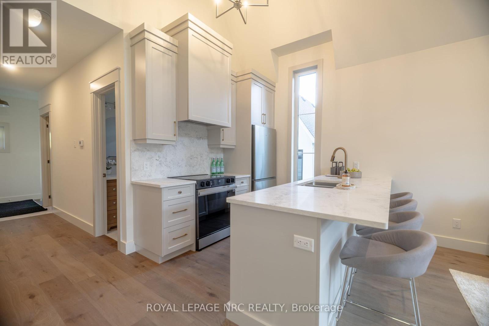 281 Elmwood Avenue, Fort Erie, Ontario  L0S 1B0 - Photo 5 - X12455695