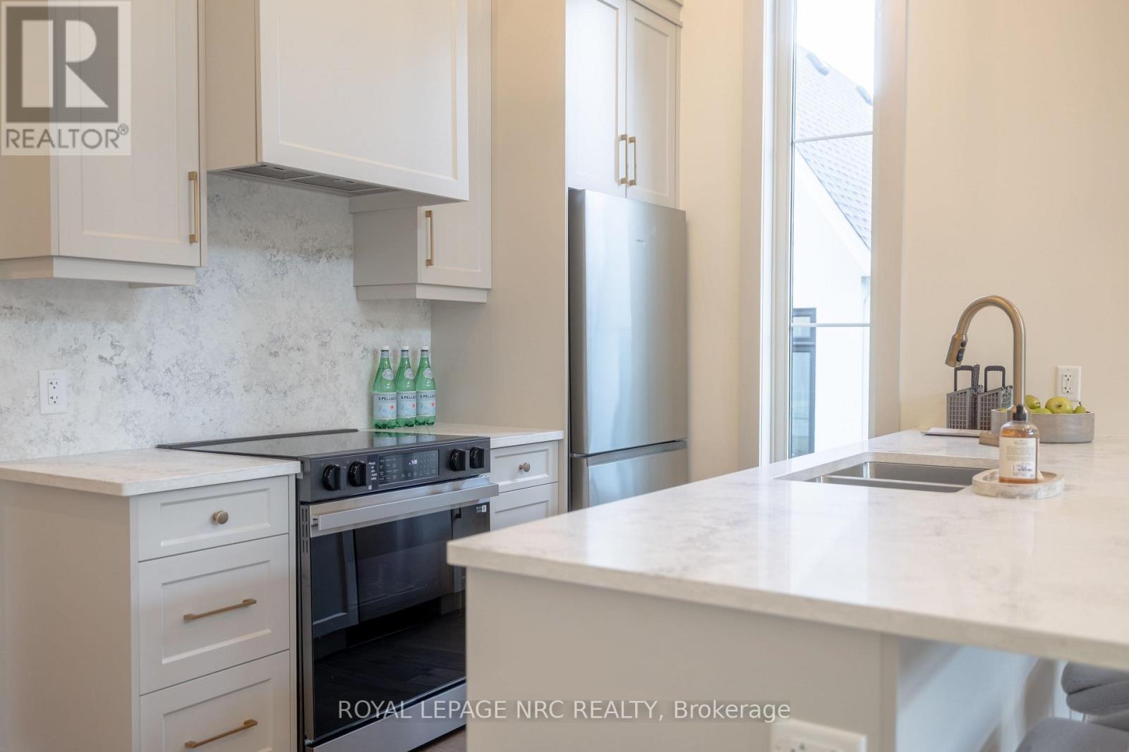 281 Elmwood Avenue, Fort Erie, Ontario  L0S 1B0 - Photo 6 - X12455695