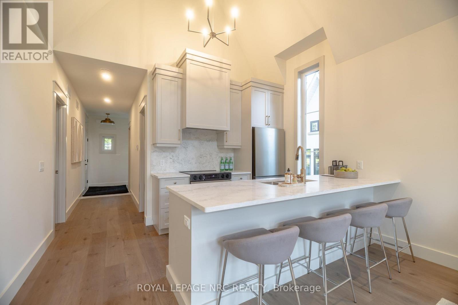 281 Elmwood Avenue, Fort Erie, Ontario  L0S 1B0 - Photo 8 - X12455695