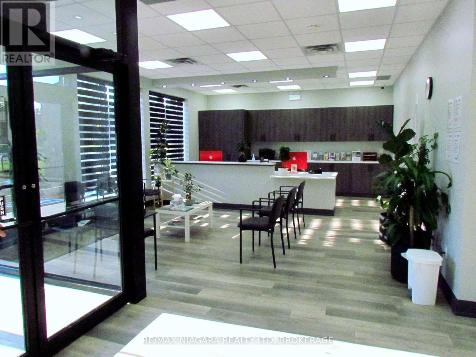 4374 Drummond Road, Niagara Falls, Ontario  L2E 6S3 - Photo 2 - X12456015