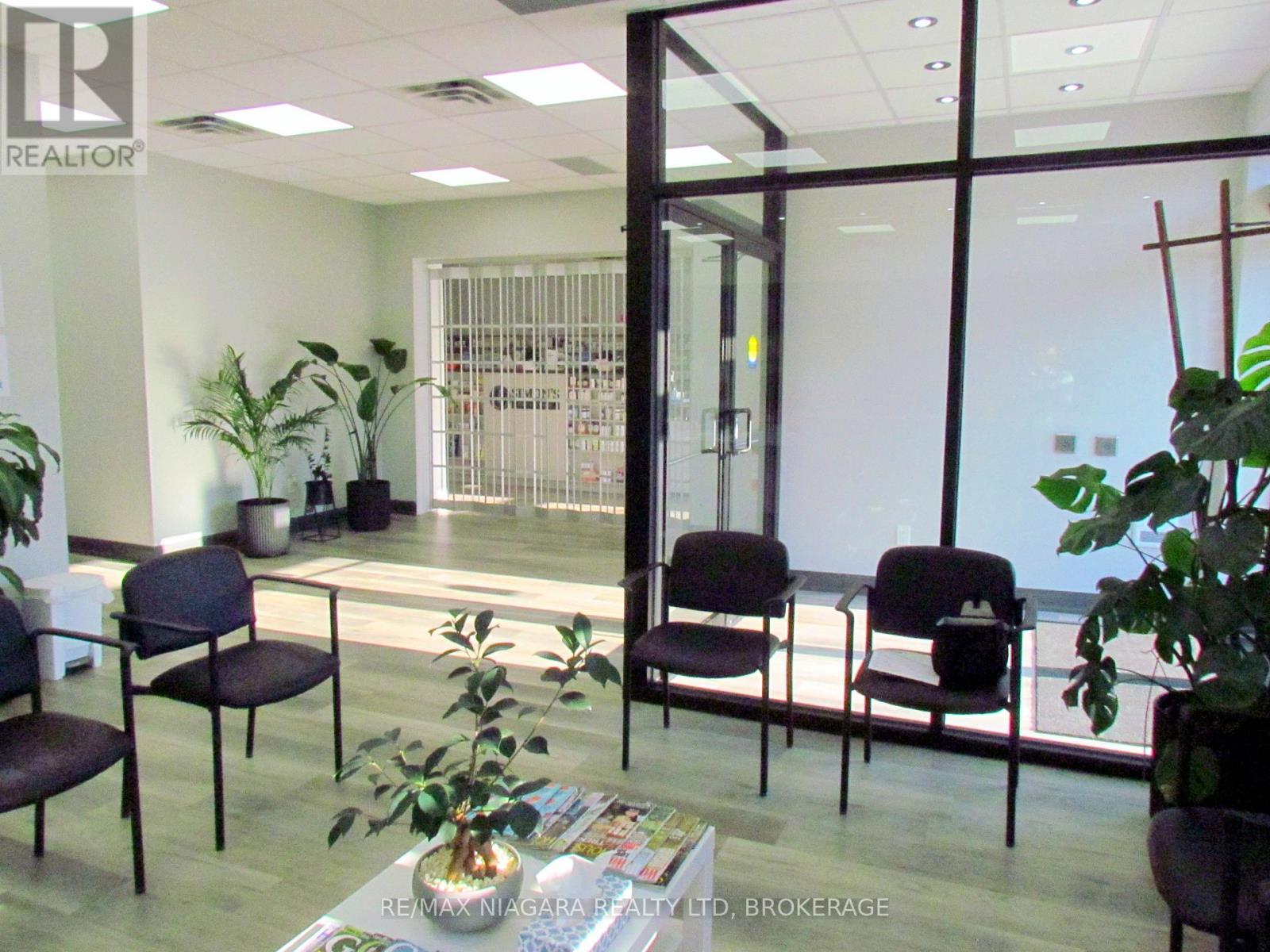 4374 Drummond Road, Niagara Falls, Ontario  L2E 6S3 - Photo 4 - X12456015