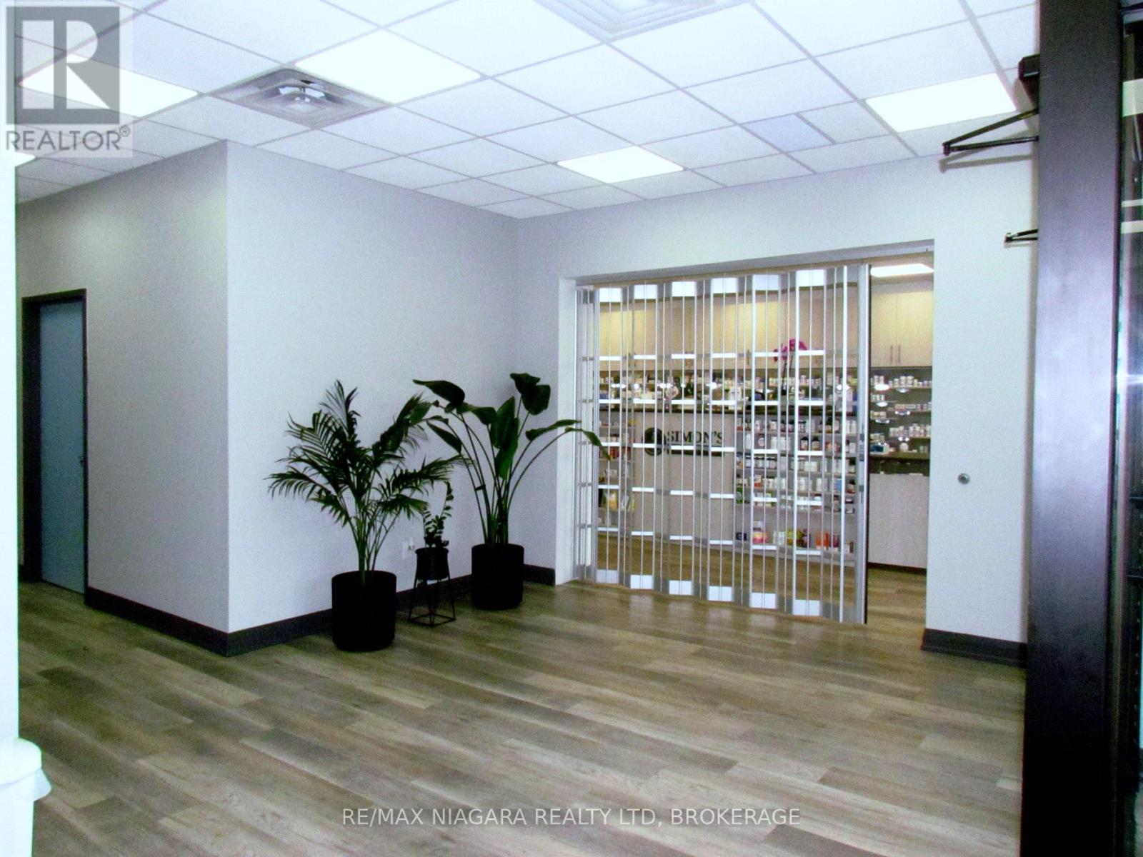 4374 Drummond Road, Niagara Falls, Ontario  L2E 6S3 - Photo 5 - X12456015