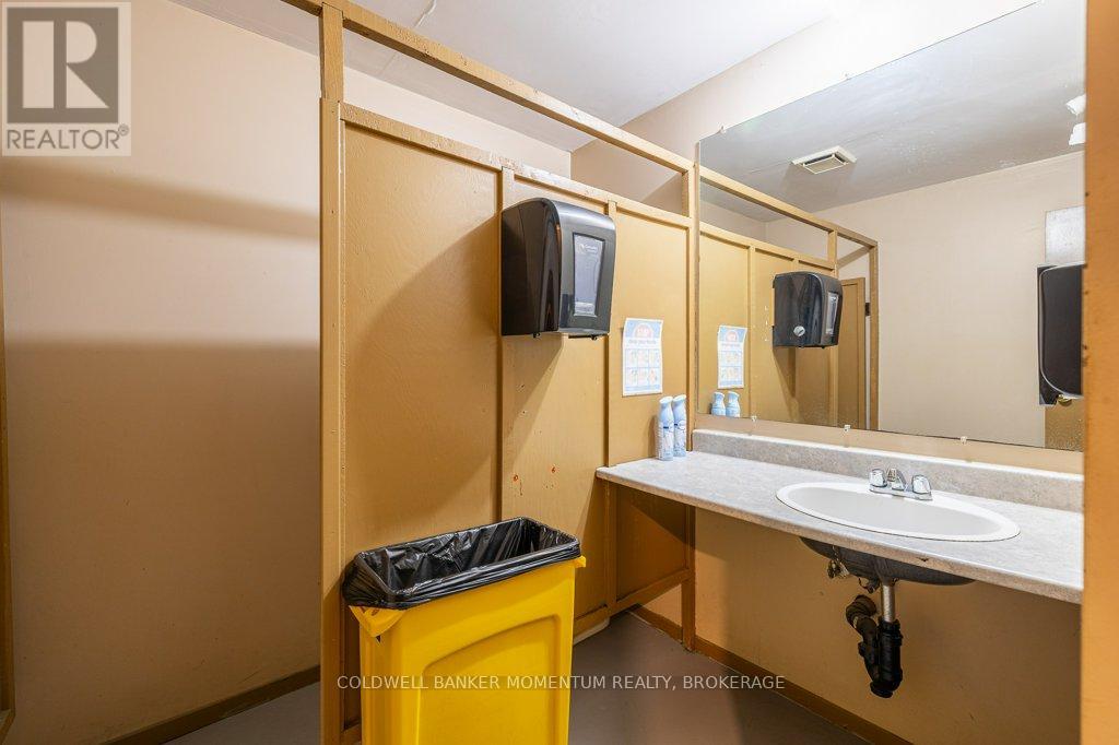 95 Ormond Street S, Thorold, Ontario  L2V 3G2 - Photo 32 - X12457771