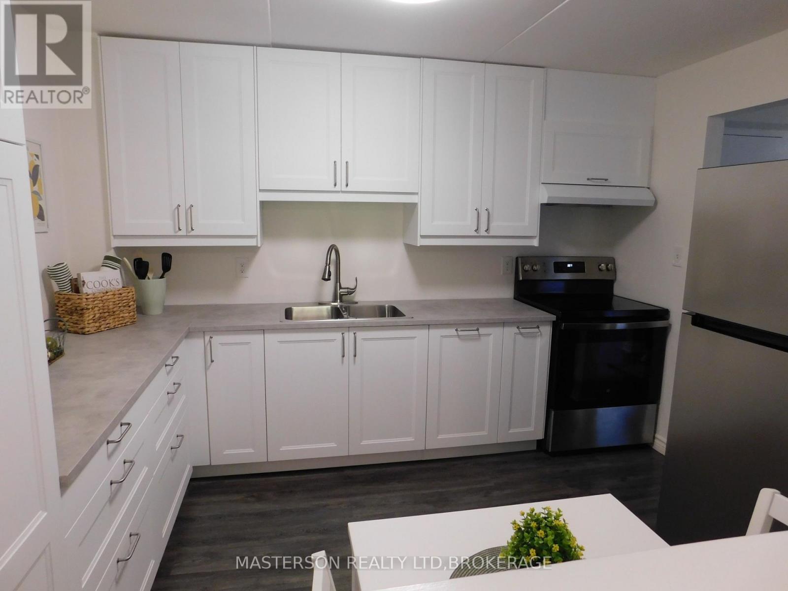 328 - 4658 Drummond Road, Niagara Falls, Ontario  L2E 7E1 - Photo 4 - X12459038