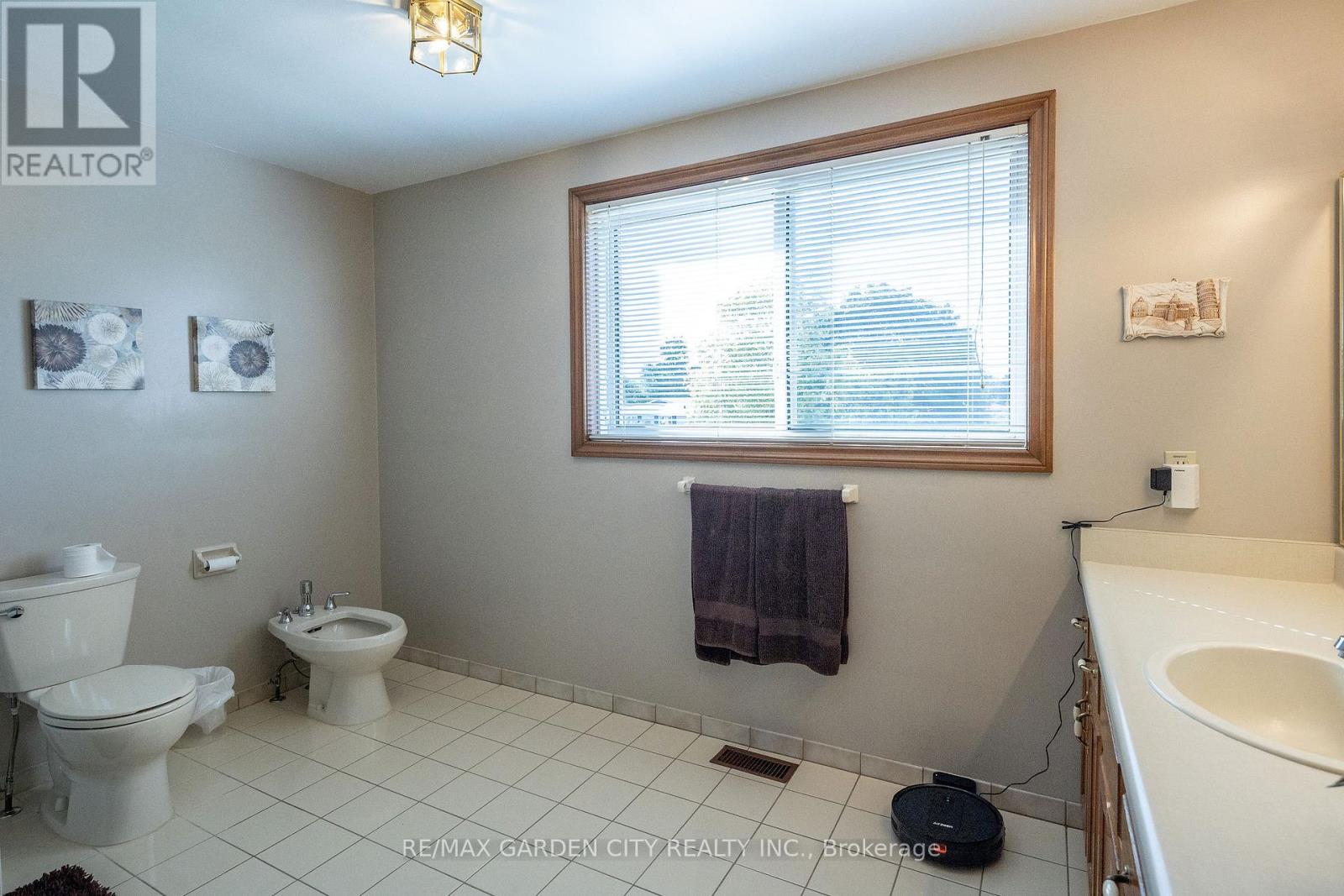 14 Tupper Drive, Thorold, Ontario  L2V 4C7 - Photo 16 - X12459117