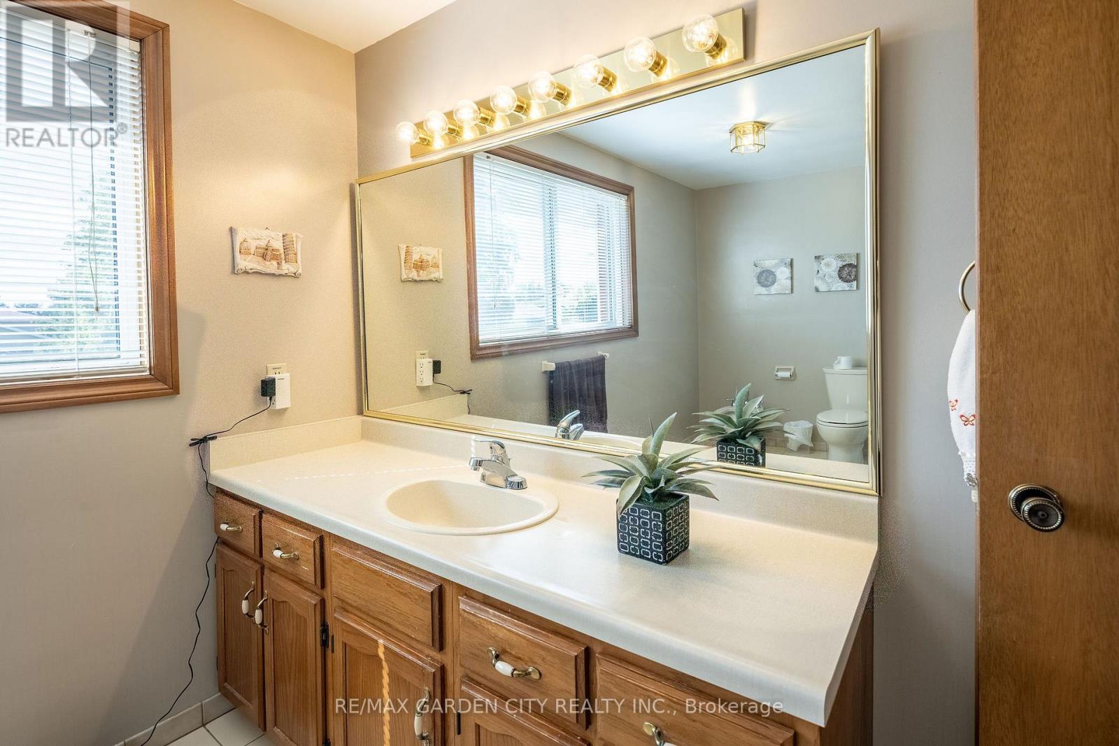 14 Tupper Drive, Thorold, Ontario  L2V 4C7 - Photo 18 - X12459117