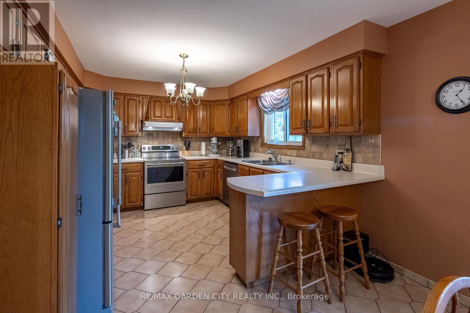 14 Tupper Drive, Thorold, Ontario  L2V 4C7 - Photo 8 - X12459117