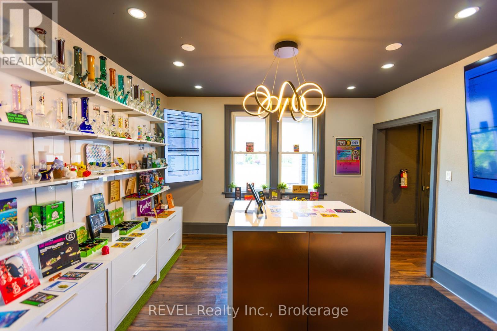 8568 Lundys Lane, Niagara Falls, Ontario  L2H 1H4 - Photo 12 - X12461086