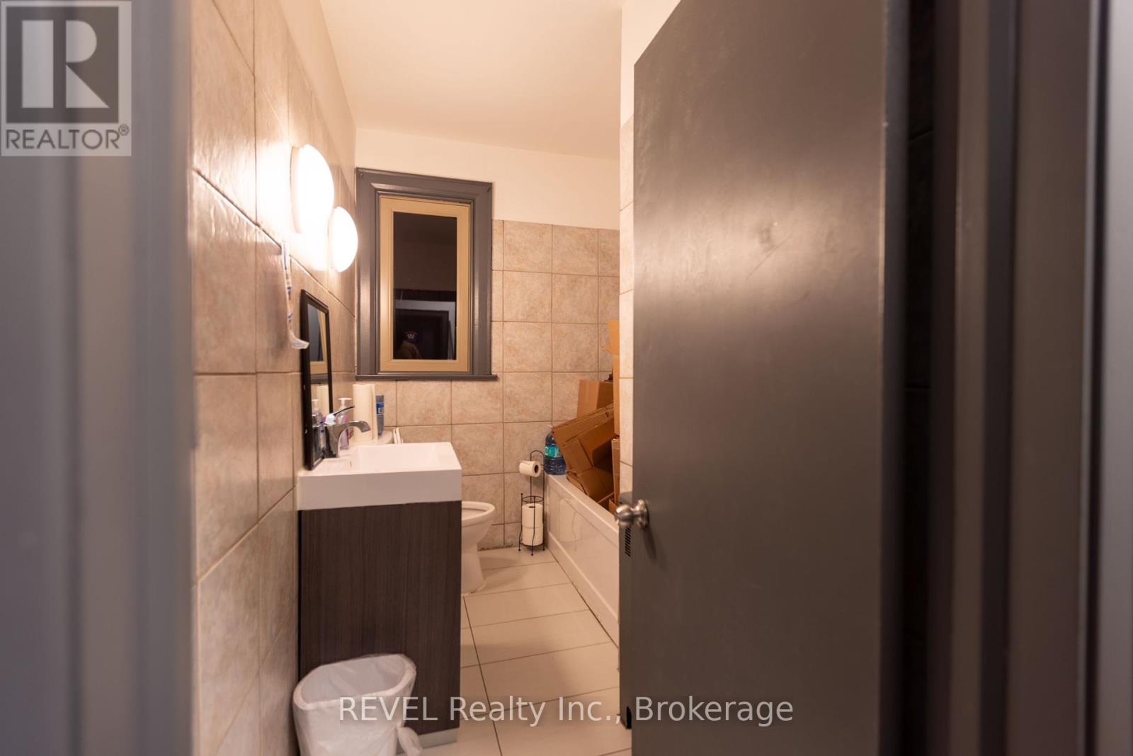 8568 Lundys Lane, Niagara Falls, Ontario  L2H 1H4 - Photo 15 - X12461086