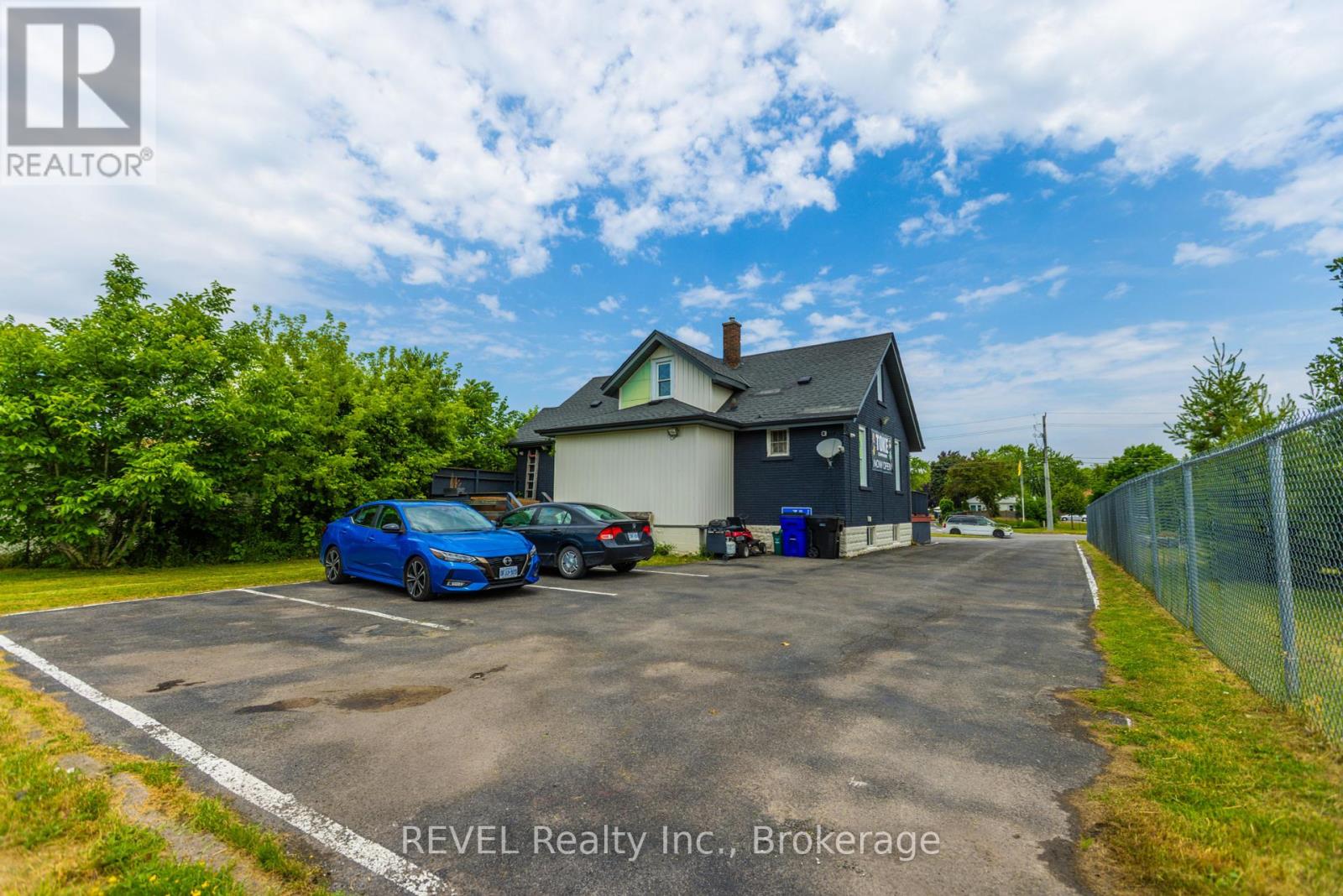 8568 Lundys Lane, Niagara Falls, Ontario  L2H 1H4 - Photo 4 - X12461086