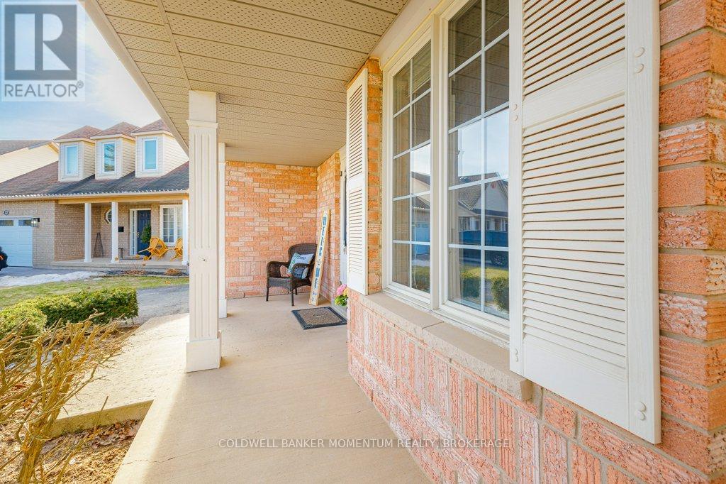 43 Silvercrest Court, Thorold, Ontario  L2V 5B4 - Photo 3 - X12461140