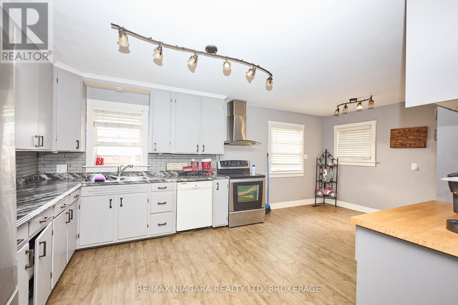 2503 Coral Avenue, Fort Erie, Ontario  L0S 1S0 - Photo 8 - X12463294