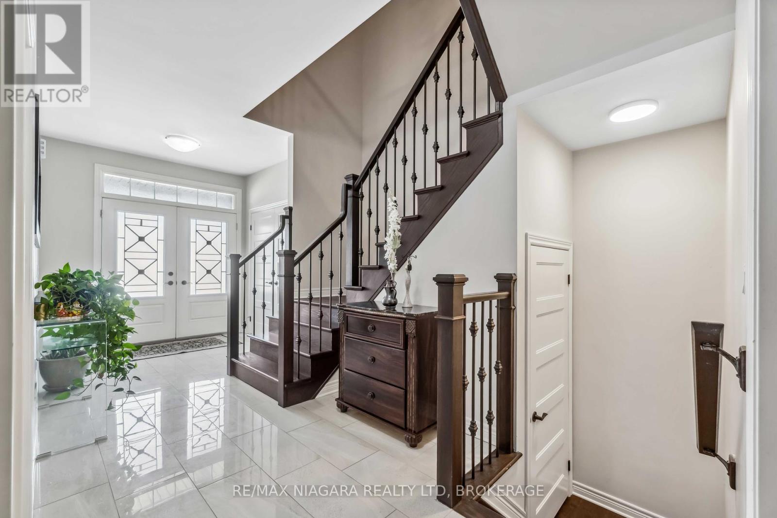 1 Hopkins Street, Thorold, Ontario  L2V 0E6 - Photo 11 - X12466325