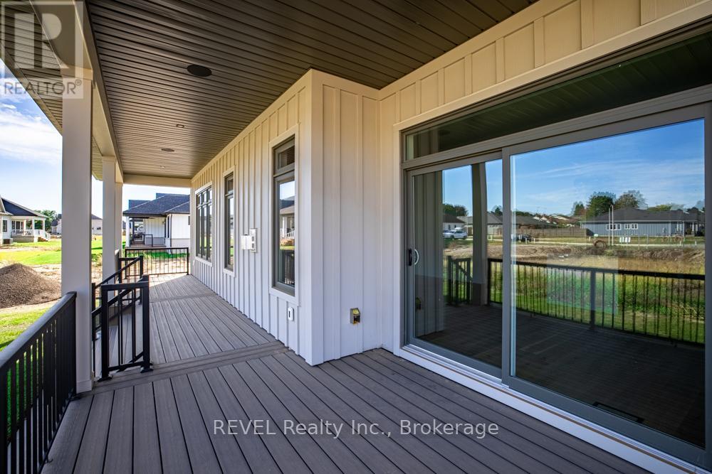 15 Oakley Drive, Niagara-On-The-Lake, Ontario  L0S 1J0 - Photo 37 - X12467508