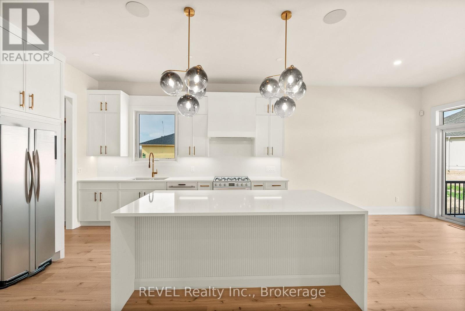 15 Oakley Drive, Niagara-On-The-Lake, Ontario  L0S 1J0 - Photo 8 - X12467508