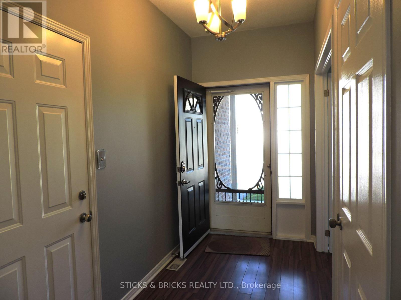 27 - 5070 Drummond Road, Niagara Falls, Ontario  L2E 6E4 - Photo 4 - X12467985