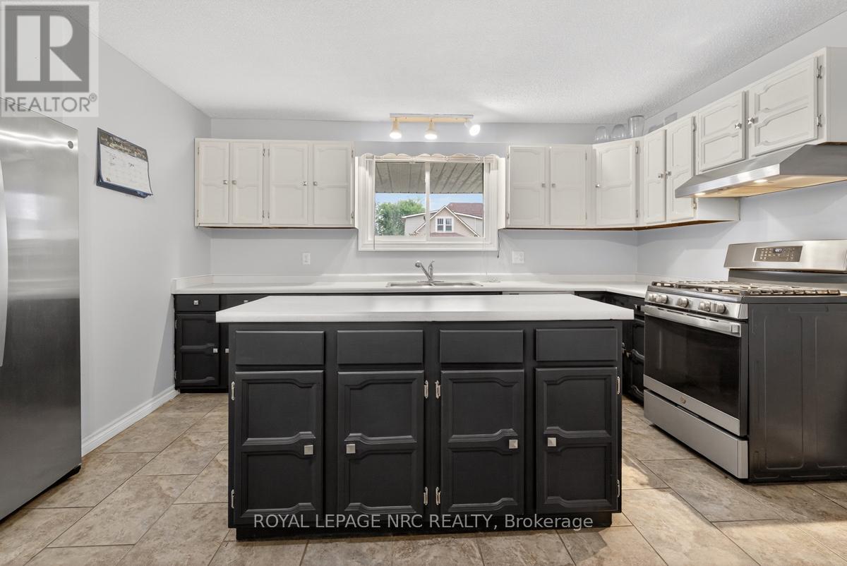 56 Santone Avenue, Welland, Ontario  L3C 2J4 - Photo 12 - X12469809