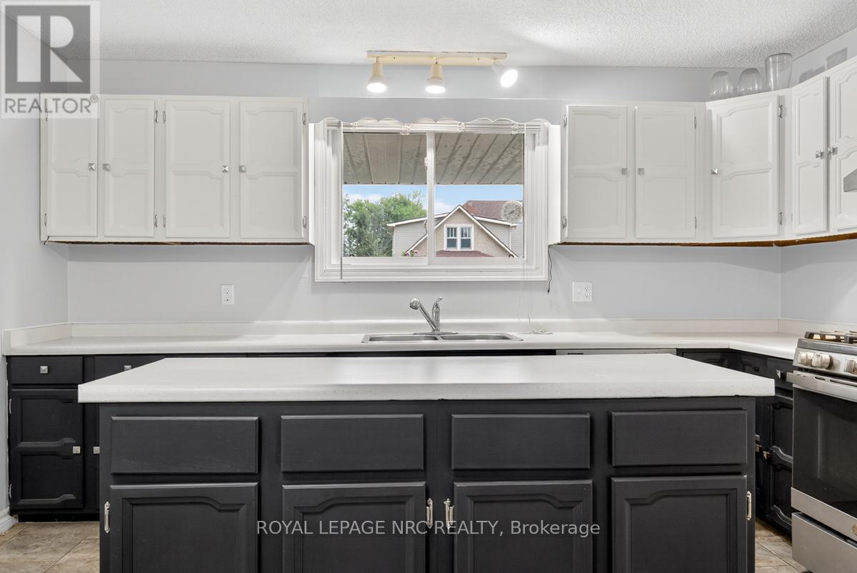 56 Santone Avenue, Welland, Ontario  L3C 2J4 - Photo 13 - X12469809