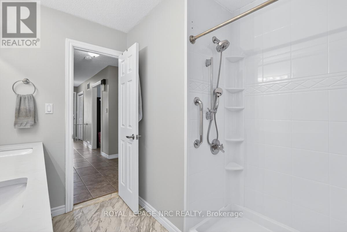 56 Santone Avenue, Welland, Ontario  L3C 2J4 - Photo 15 - X12469809