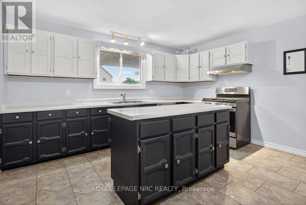 56 Santone Avenue, Welland, Ontario  L3C 2J4 - Photo 9 - X12469809