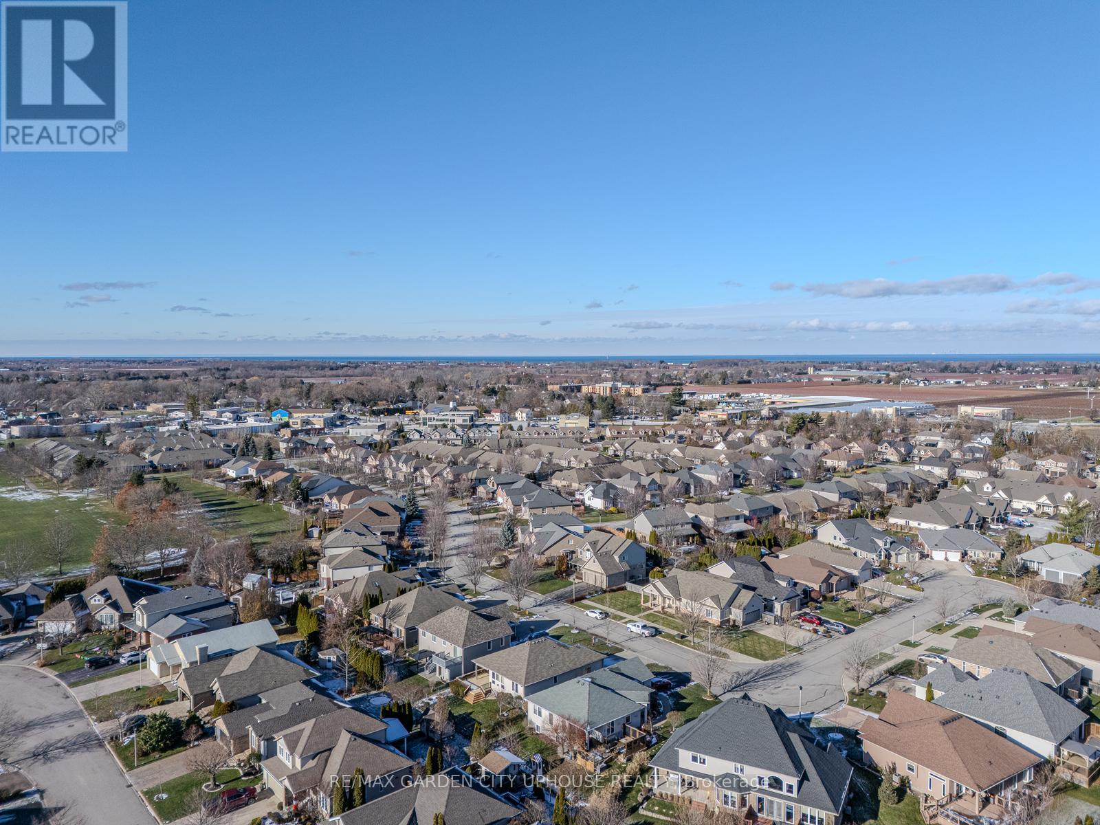 132 Loretta Drive, Niagara-On-The-Lake, Ontario  L0S 1T0 - Photo 17 - X12470071