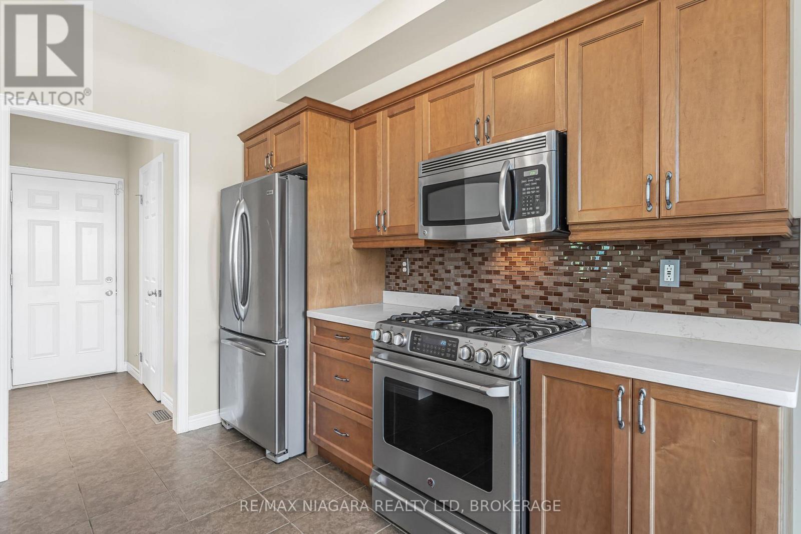 750 Lakeshore Road, Fort Erie, Ontario  L2A 0B4 - Photo 10 - X12474162