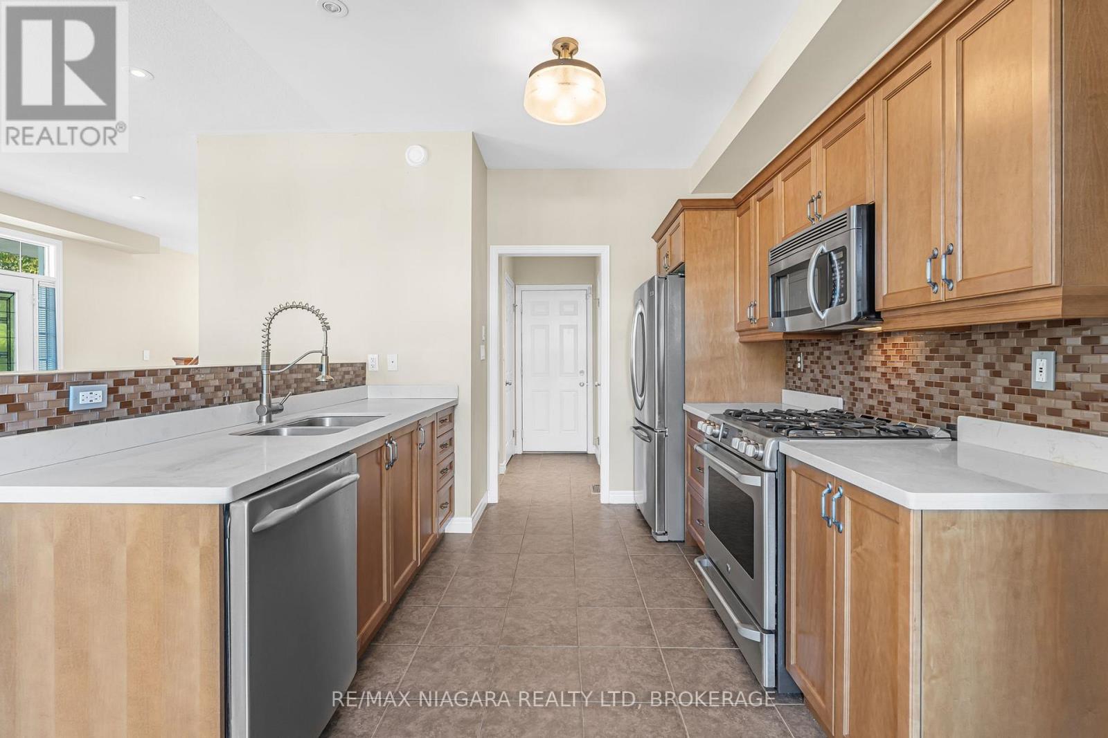 750 Lakeshore Road, Fort Erie, Ontario  L2A 0B4 - Photo 9 - X12474162