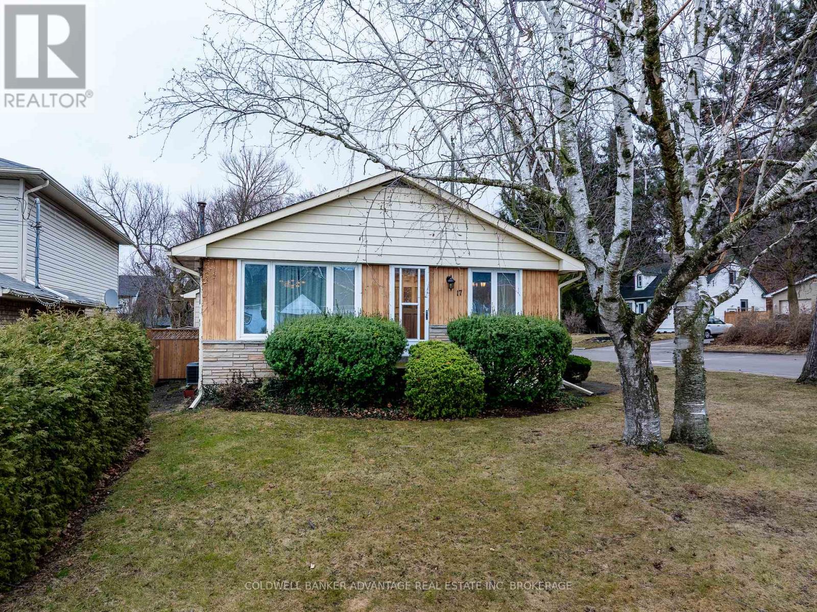 17 Wardrope Avenue, Hamilton, Ontario  L8G 1R9 - Photo 4 - X12475551