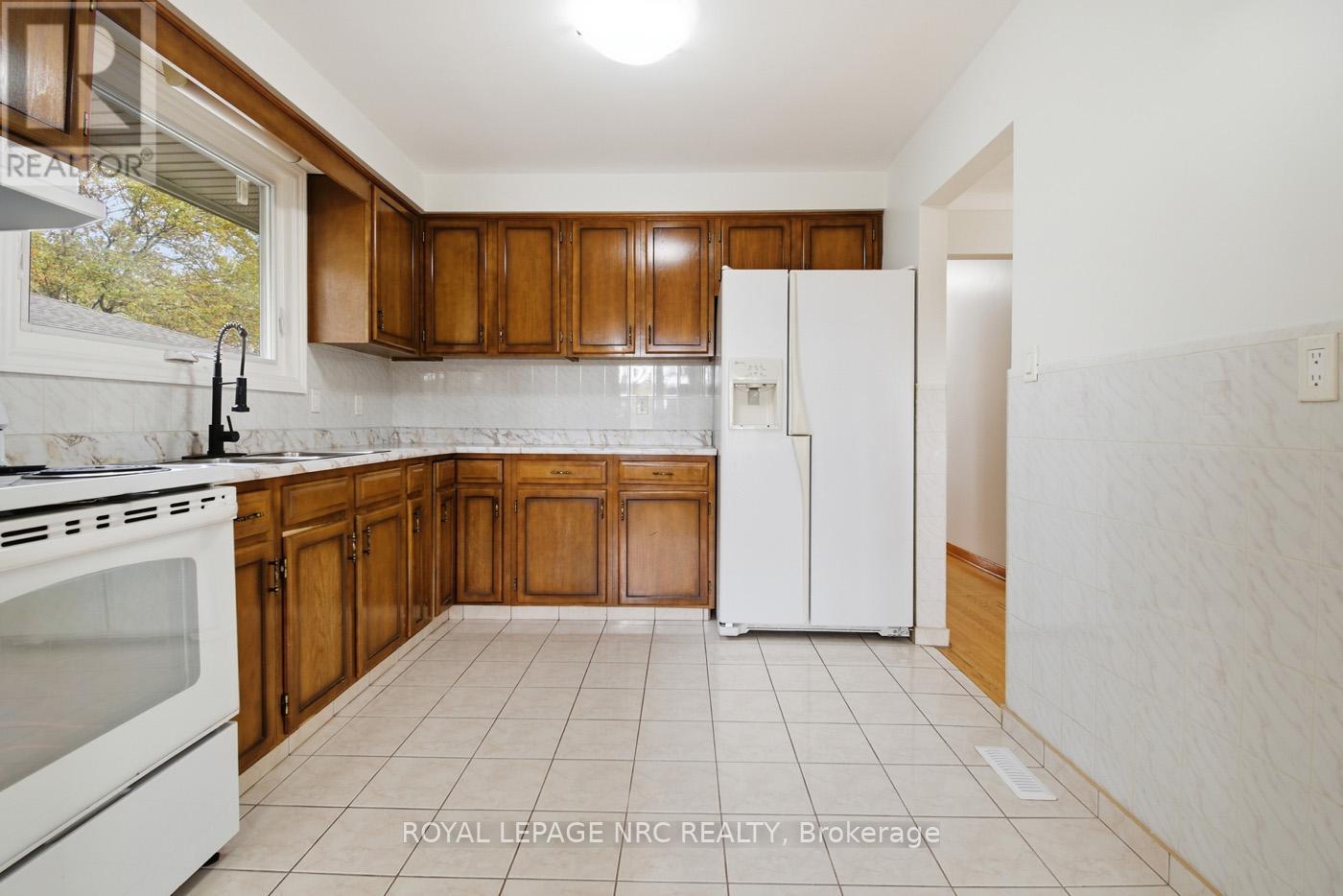 4448 Meadowvale Drive, Niagara Falls, Ontario  L2E 5W9 - Photo 10 - X12475856