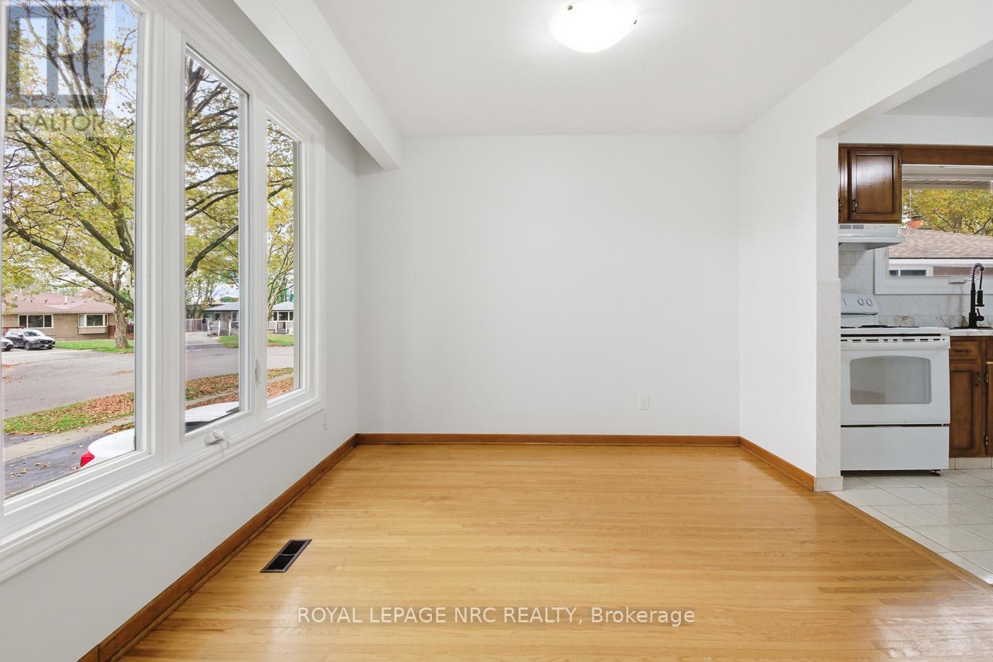 4448 Meadowvale Drive, Niagara Falls, Ontario  L2E 5W9 - Photo 12 - X12475856