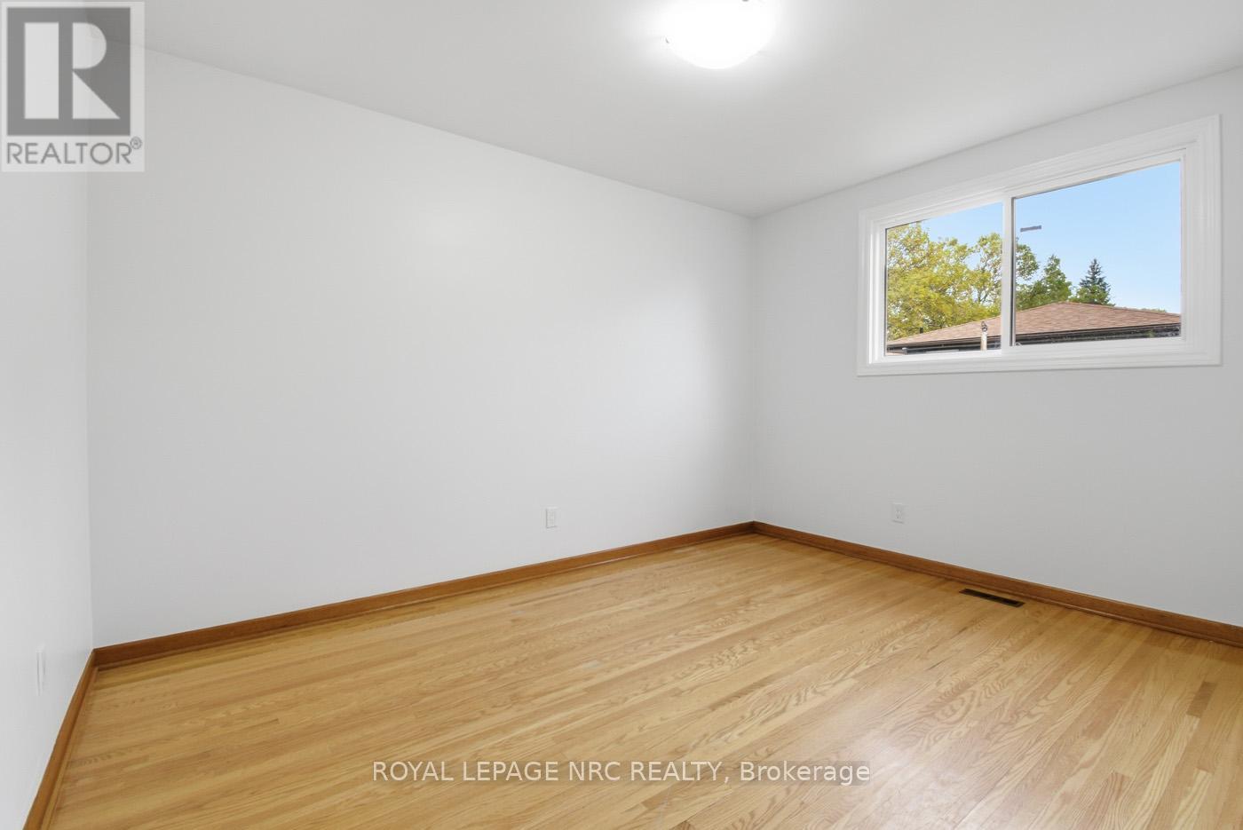 4448 Meadowvale Drive, Niagara Falls, Ontario  L2E 5W9 - Photo 14 - X12475856