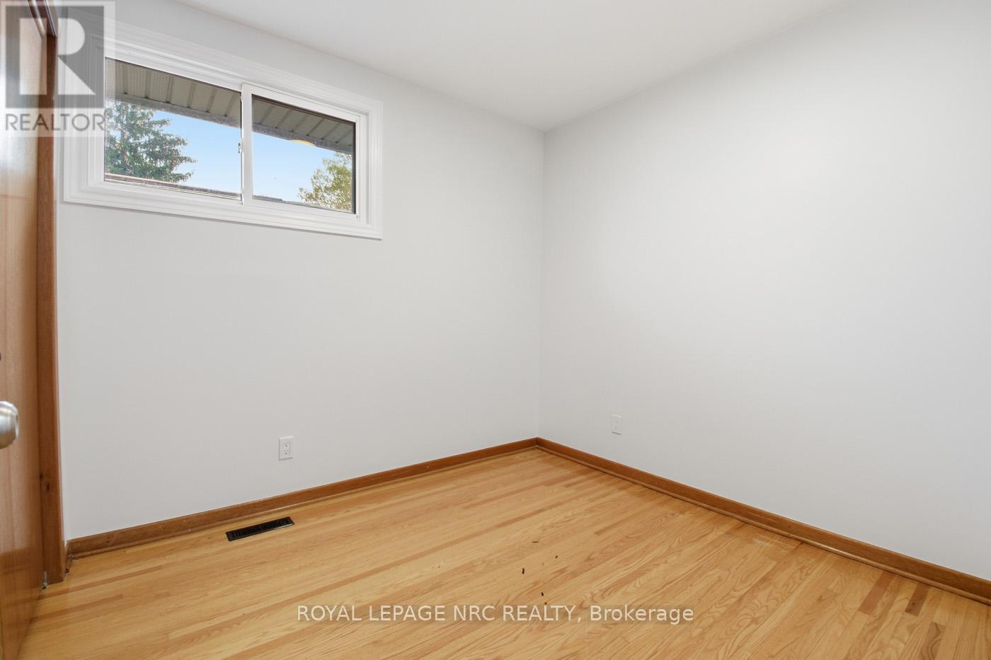 4448 Meadowvale Drive, Niagara Falls, Ontario  L2E 5W9 - Photo 15 - X12475856