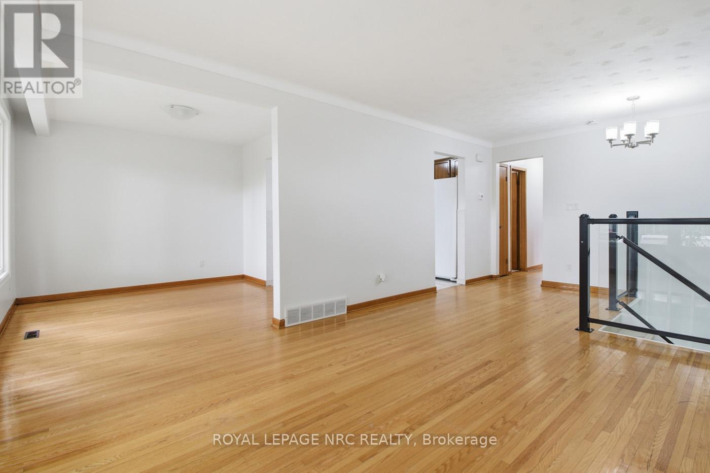 4448 Meadowvale Drive, Niagara Falls, Ontario  L2E 5W9 - Photo 5 - X12475856