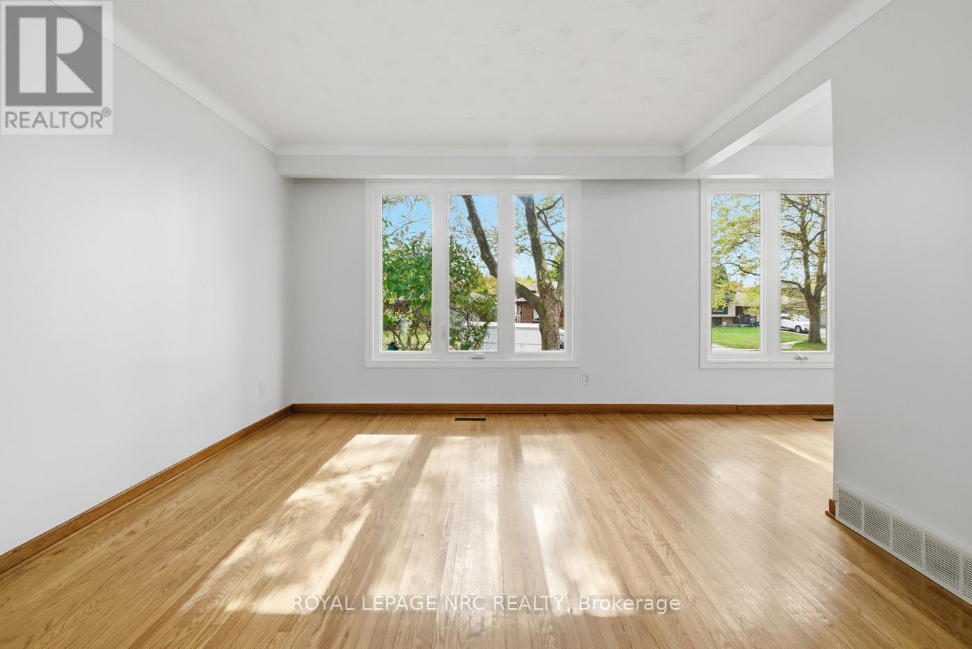 4448 Meadowvale Drive, Niagara Falls, Ontario  L2E 5W9 - Photo 6 - X12475856