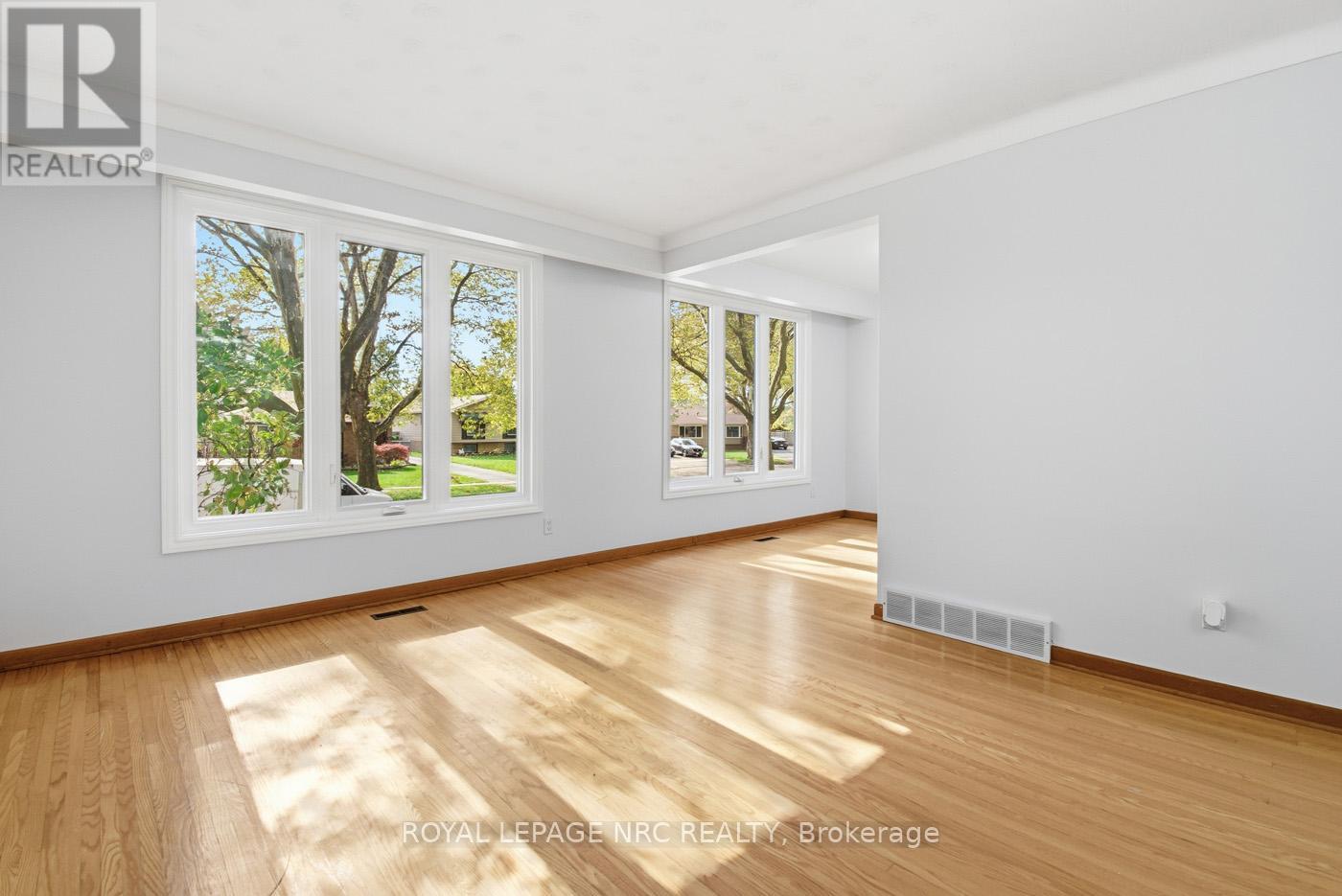 4448 Meadowvale Drive, Niagara Falls, Ontario  L2E 5W9 - Photo 7 - X12475856