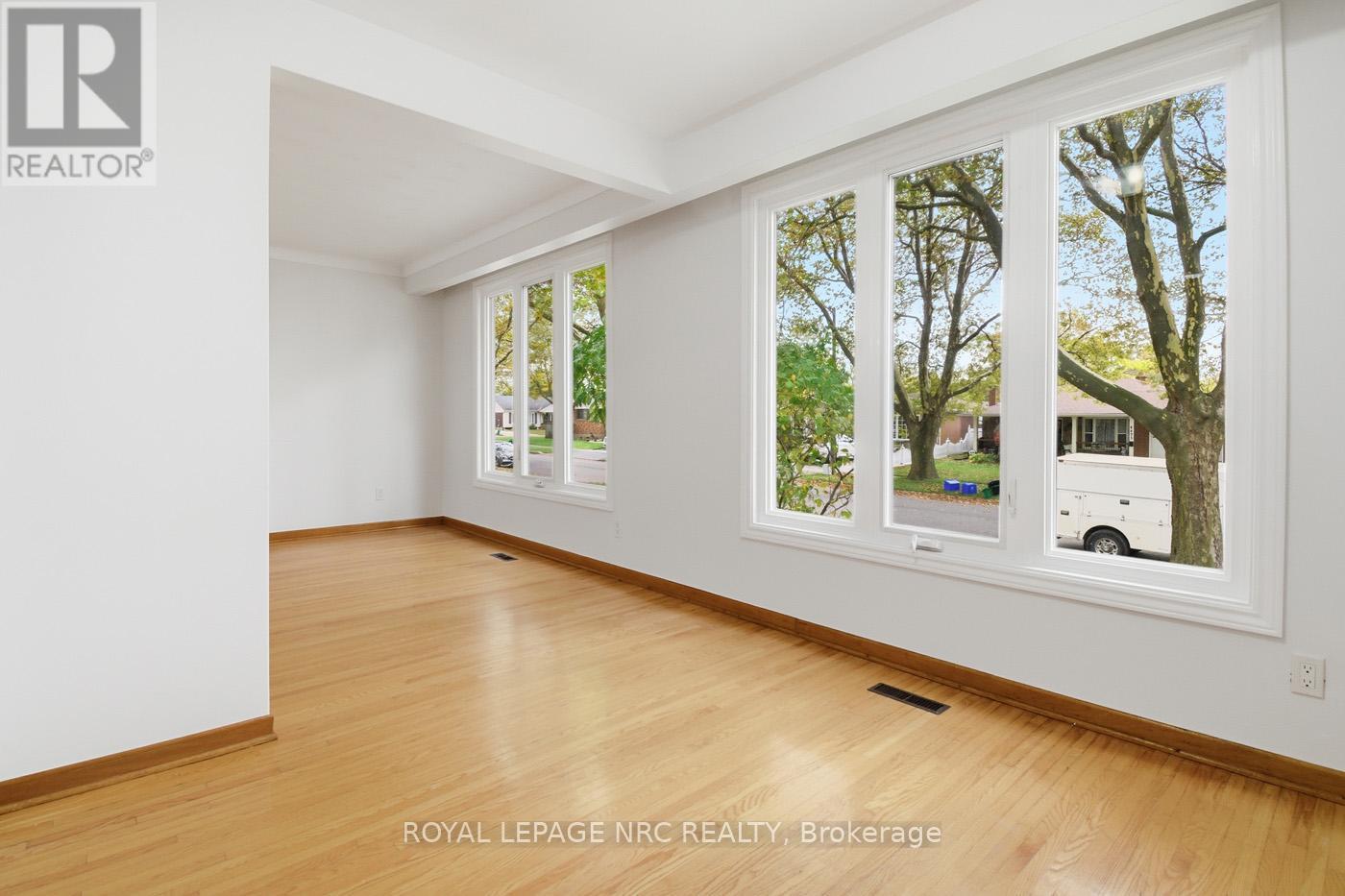 4448 Meadowvale Drive, Niagara Falls, Ontario  L2E 5W9 - Photo 8 - X12475856