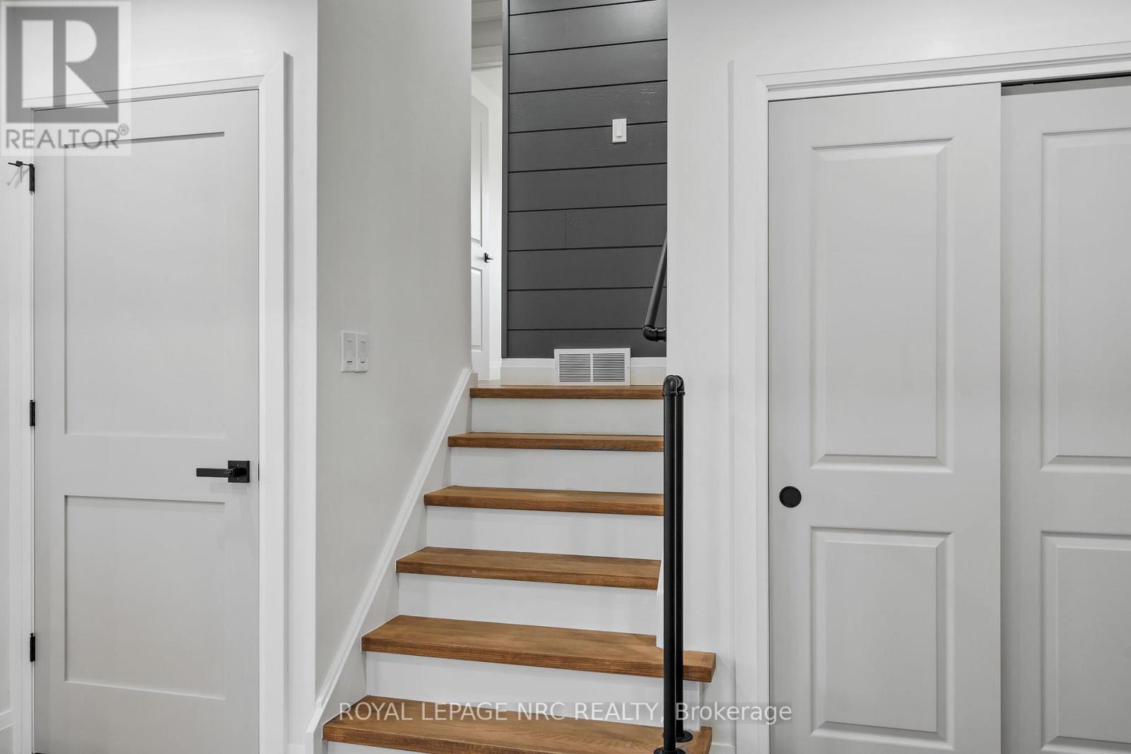 Upper - 4908 Pettit Avenue, Niagara Falls, Ontario  L2E 6L6 - Photo 14 - X12477617