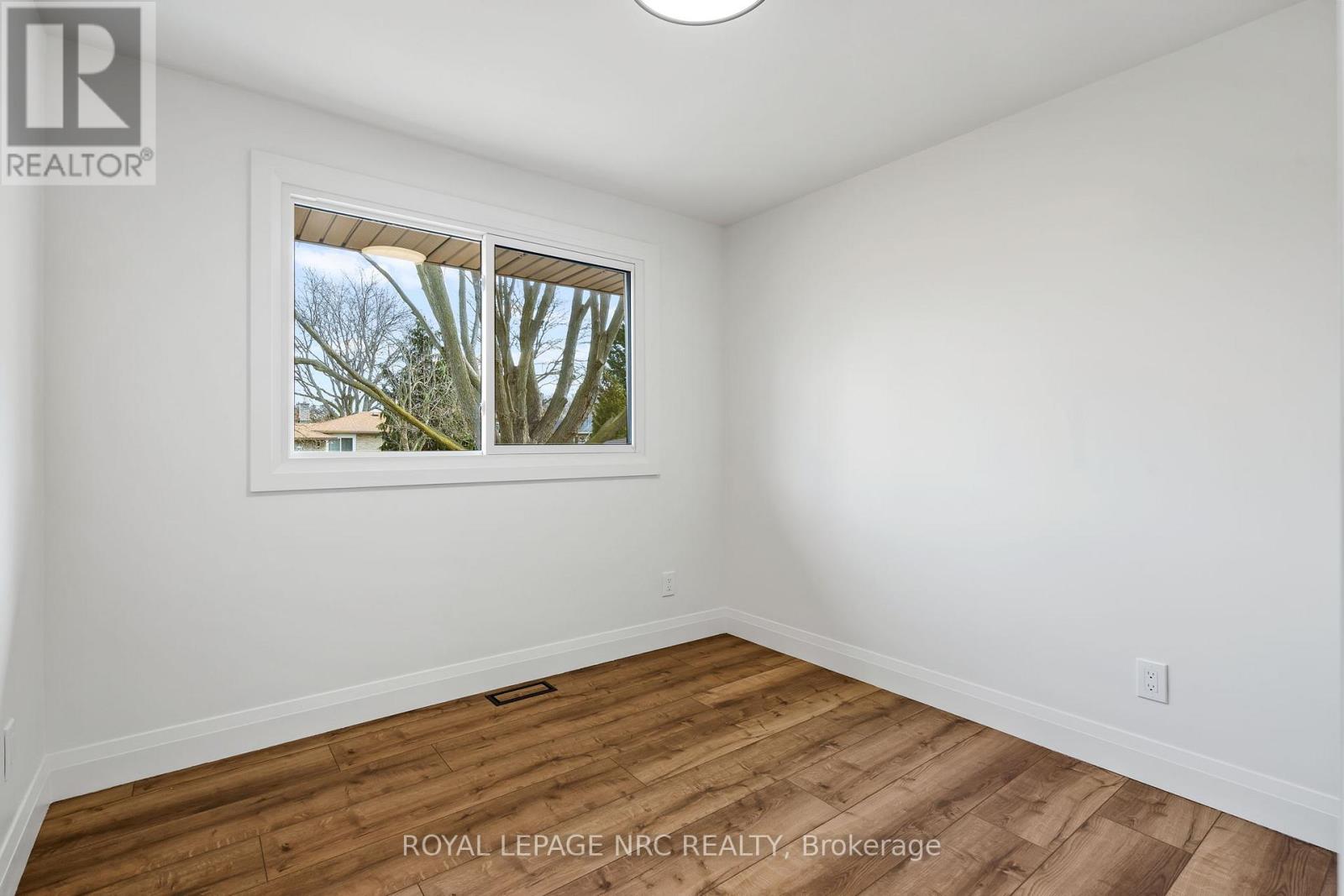 Upper - 4908 Pettit Avenue, Niagara Falls, Ontario  L2E 6L6 - Photo 20 - X12477617