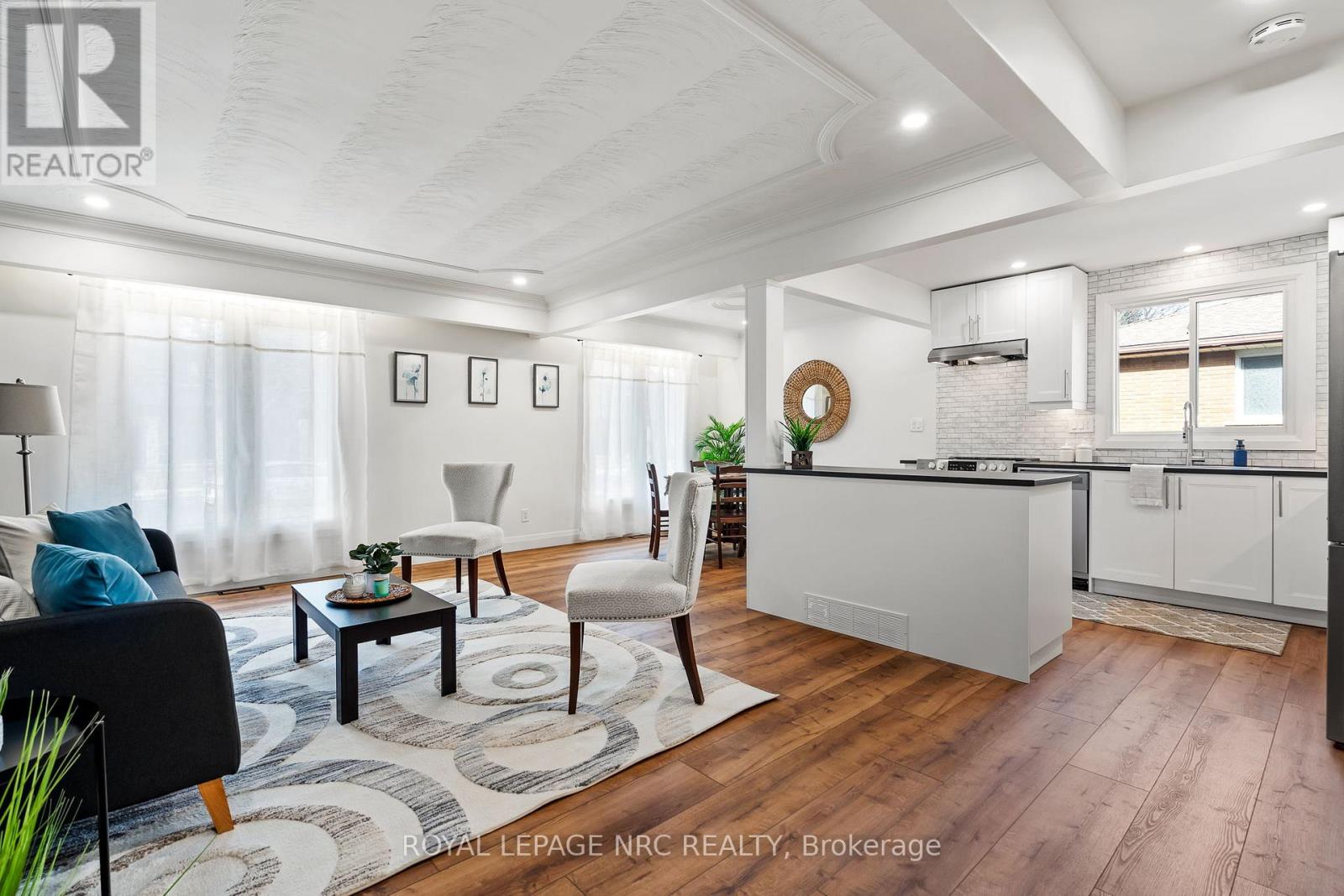 Upper - 4908 Pettit Avenue, Niagara Falls, Ontario  L2E 6L6 - Photo 3 - X12477617