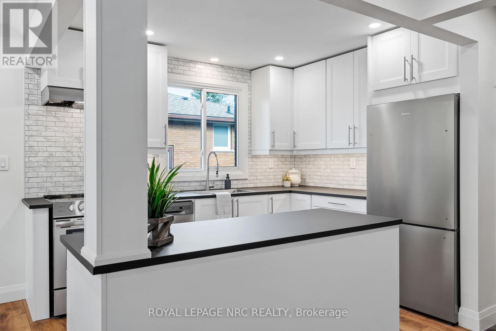 Upper - 4908 Pettit Avenue, Niagara Falls, Ontario  L2E 6L6 - Photo 7 - X12477617