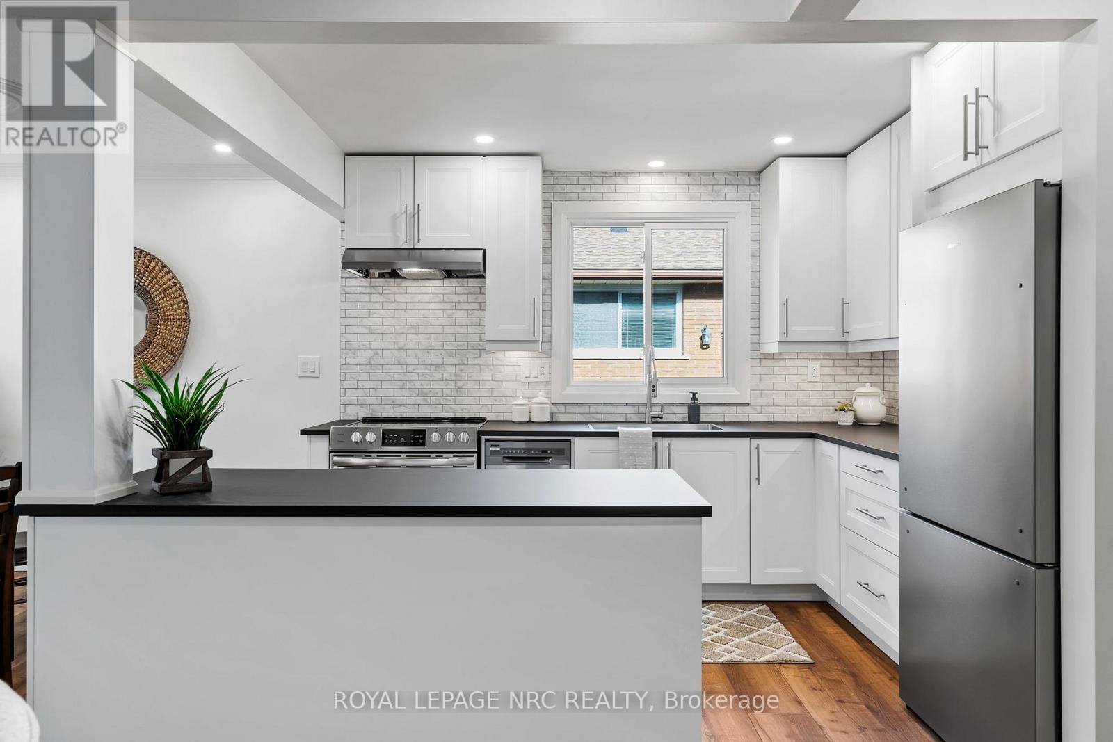 Upper - 4908 Pettit Avenue, Niagara Falls, Ontario  L2E 6L6 - Photo 8 - X12477617