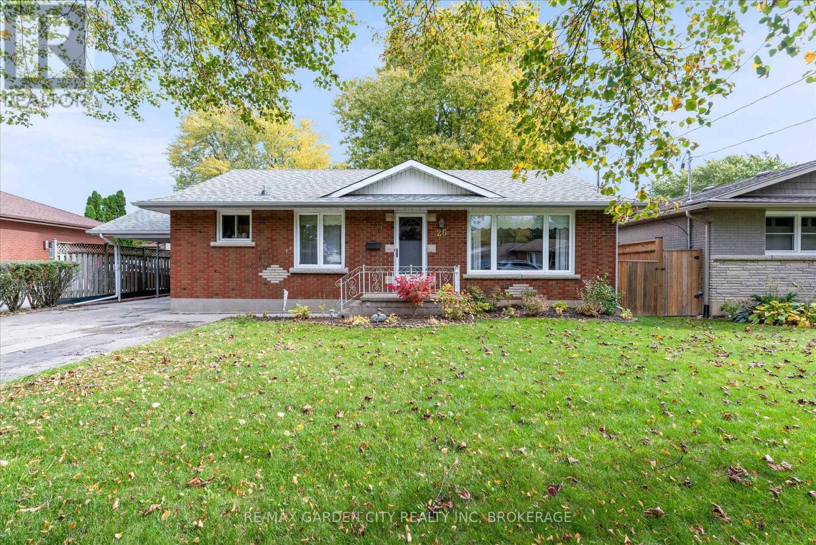 26 Howard Avenue, St. Catharines, Ontario  L2N 3X1 - Photo 2 - X12484107