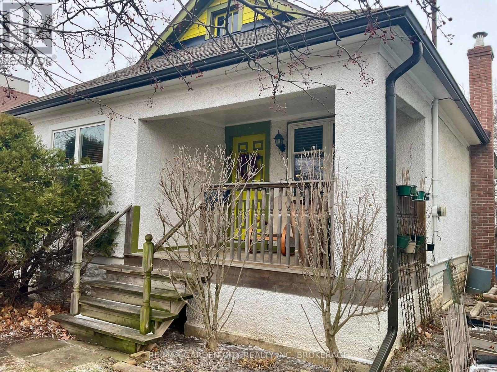 16 Ida Street, St. Catharines, Ontario  L2R 3X4 - Photo 2 - X12485392