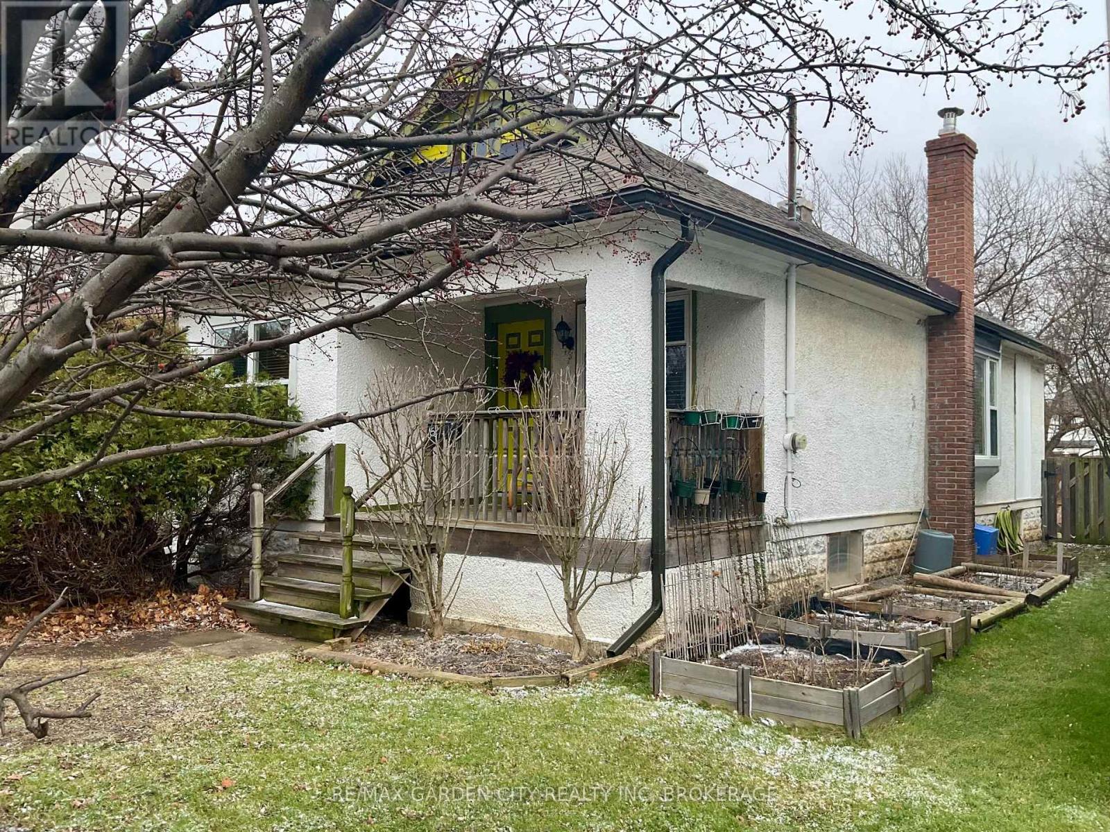 16 Ida Street, St. Catharines, Ontario  L2R 3X4 - Photo 3 - X12485392