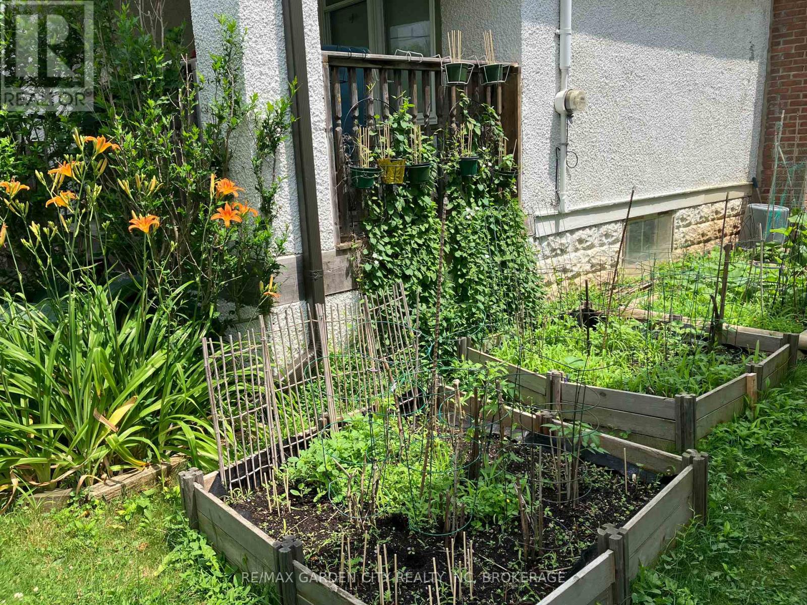 16 Ida Street, St. Catharines, Ontario  L2R 3X4 - Photo 4 - X12485392