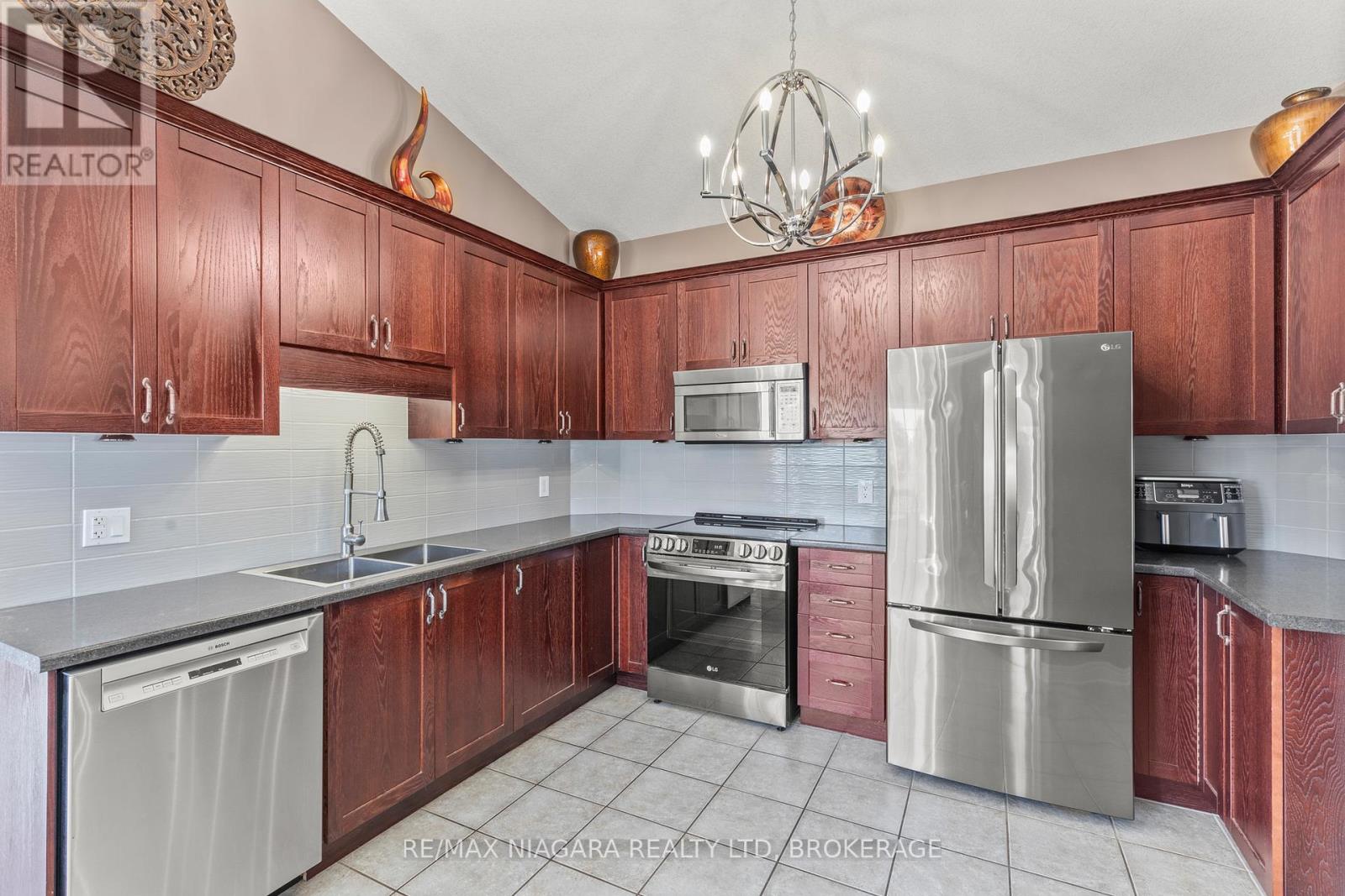 3579 Carver Street, Fort Erie, Ontario  L0S 1S0 - Photo 10 - X12485443