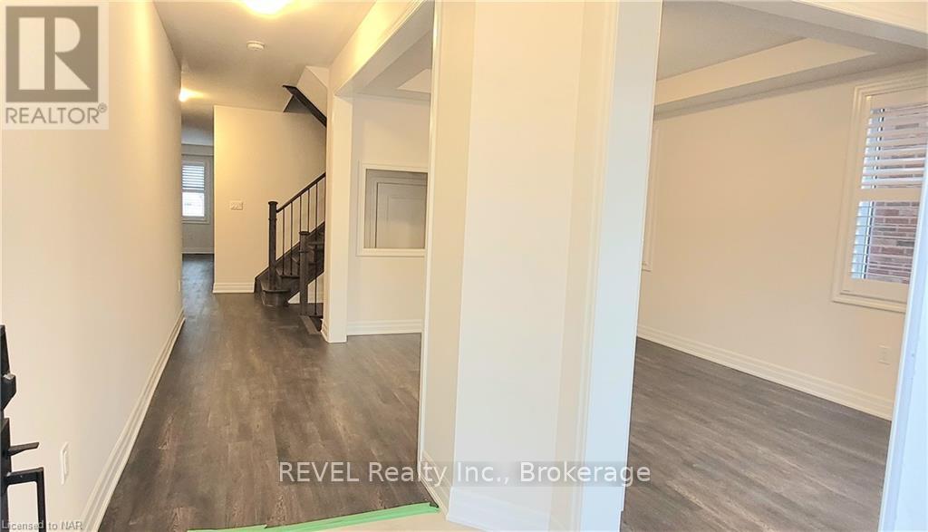 9275 White Oak Avenue, Niagara Falls, Ontario  L2G 0E9 - Photo 2 - X12489168