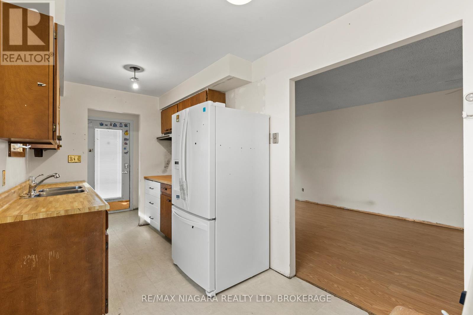 28 Runcorn Street, St. Catharines, Ontario  L2M 1N8 - Photo 8 - X12489186