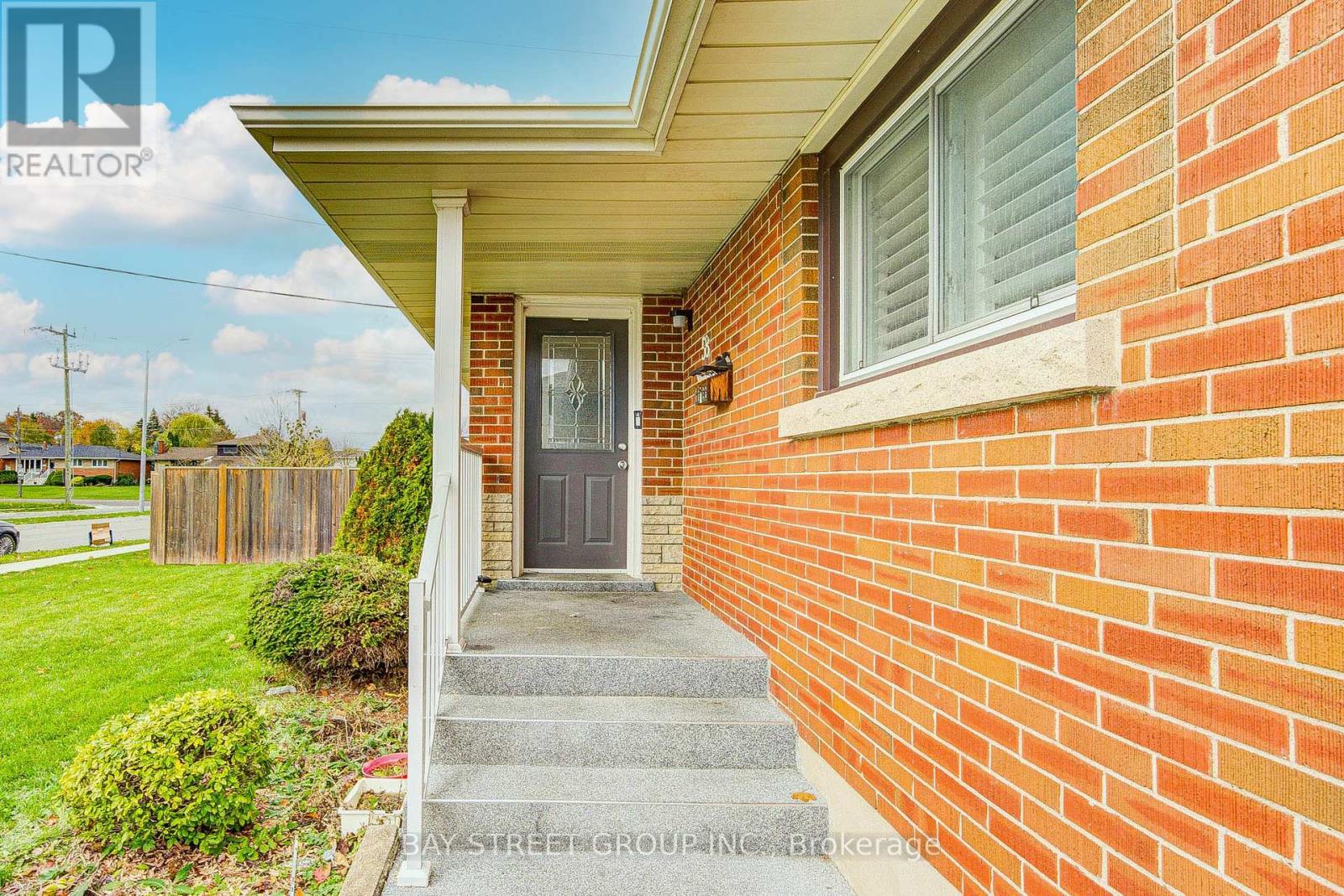 58 Broderick Avenue, Thorold, Ontario  L2V 2J1 - Photo 3 - X12493908